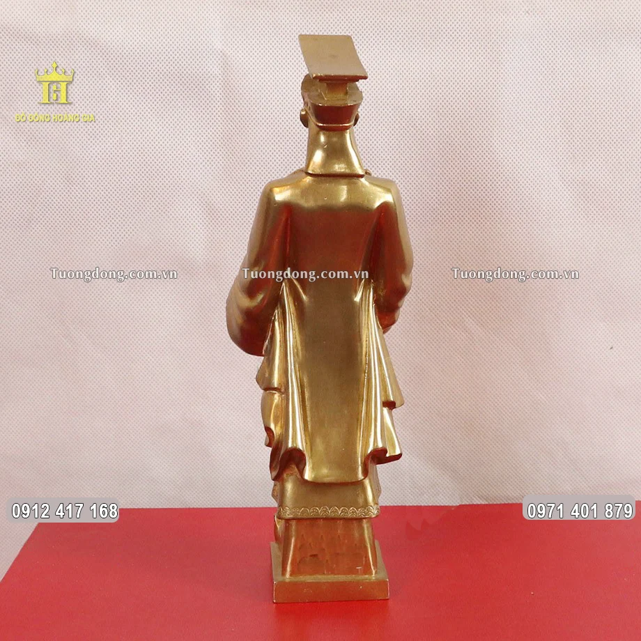 Hình ảnh phía sau của bức tượng đồng